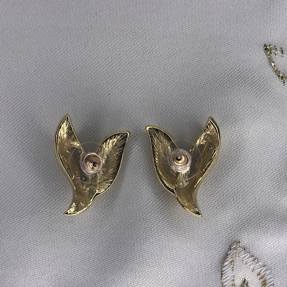 Trifari Elegant Gold Tone Earrings VTG - Picture 3 of 4